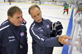Trenéři Alois Hadamczik (vlevo) a Slavomír Lener na tréninku hokejové reprezentace v Brně.