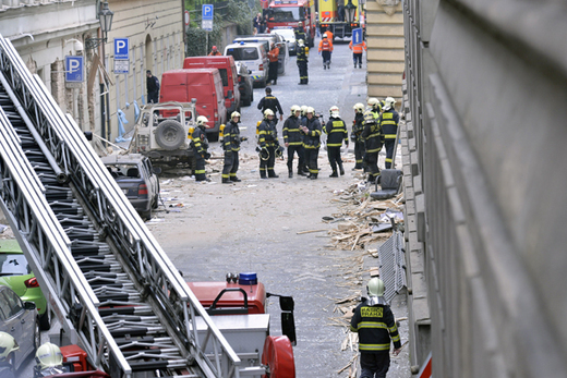 Exploze otřásla domem v Divadelní ulici v Praze 1. Na místě zasahovali hasiči, záchranka i policie.