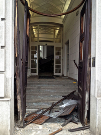 Na snímku je vstup do domu, ve kterém podle dosavadních informací k výbuchu došlo.