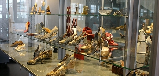Výstava historické obuvi v bývalém baťovském areálu.