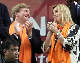 Vilém Alexandr a Máxima na fotbale. Fandí, jak jinak, oranžovým. Královské barvě.