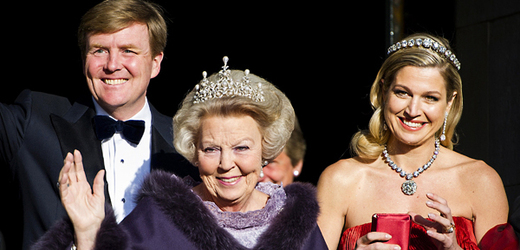 Královna Beatrix opouští holandský trůn, na který nastupuje její syn Vilém Alexandr (vlevo). Vpravo jeho manželka Máxima.
