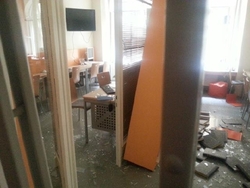 Takto vypadala knihovna FSV UK, kde se v době výbuchu učili studenti.