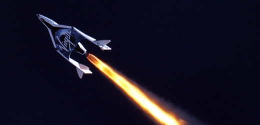 Soukromá kosmická loď SpaceShipTwo při prvním zážehu raketového motoru.
