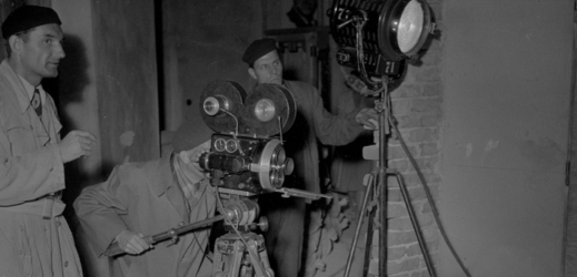 Štáb Československé televize pořizuje reportáž ze stavby vysílače na pražském Petříně (1953).