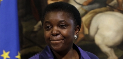 Cecile Kyengeová je první italskou ministryní tmavé barvy pleti. 