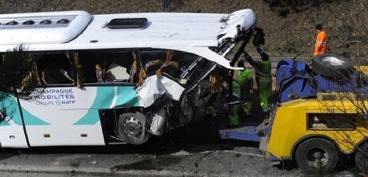 Mezi nejhorší nehody uplynulého měsíce patřila havárie autobusu s francouzskými studenty.