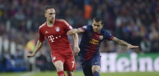 Záložník Bayernu Franck Ribery (vlevo) v souboji se zadákem Barcelony Danielem Alvesem.