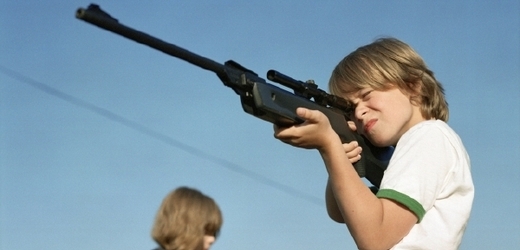 Chlapec dostal pušku a omylem zastřelil dvouletou sestru (ilustrační foto).