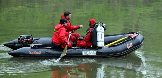 Desítky policistů a hasičů pátraly ve čtvrtek 2. května po dvou mužích a šestiletém dítěti, kteří se ve středu vydali na výlet člunem po řece Moravě na Hodonínsku. 