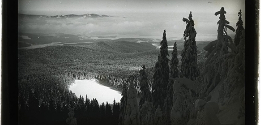 Pohled na Plešné jezero, stará fotografie Josefa Seidela.