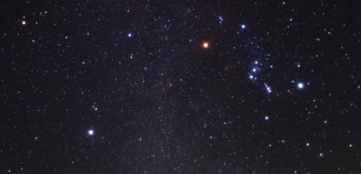 Dýchavičná Betelgeuze se z pohledu ze Země promítá do souhvězdí Orionu.