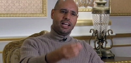 Sajf Islám Kaddáfí při interview roku 2011 v Tripolisu.