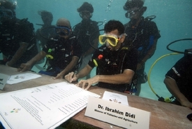 Slavné zasedání maledivské vlády pod vodou, které zorganizoval prezident Našíd. 