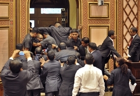 Rebelující příznivci Našída v maledivském parlamentu.