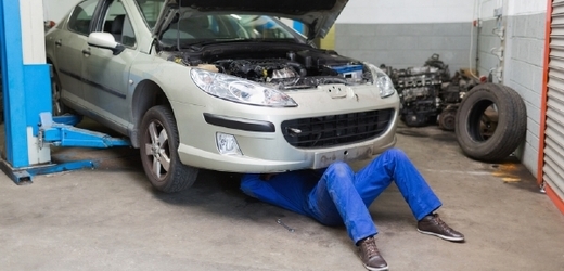 Opravy auta mohou být nebezpečné (ilustrační foto).