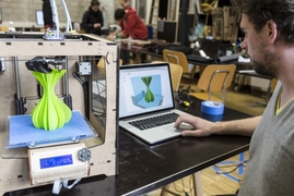3D tiskárna vyrábí sochu podle předlohy v počítači (Ilustrační foto).