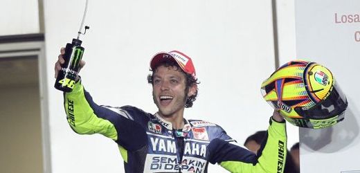 Valentino Rossi oslavuje jeden ze svých triumfů. 