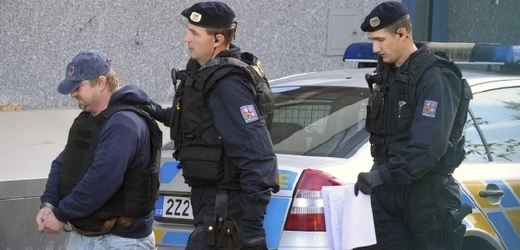 Policie přivádí 19. října k Okresnímu soudu ve Zlíně jednatele Likérky Drak z Chvalčova na Kroměřížsku Pavla Čanigu (vlevo). Soud by měl rozhodnout o návrhu státního zástupce na vzetí Čanigy do vazby.