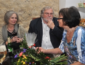 Táňa Fischerová (vlevo) s Janem Kačerem bojují za stíhání Ratha na svobodě.