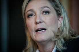 Ze současné situace těží Marine Le Penová.