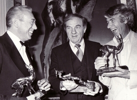 Udělování cen Bambi roku 1979. Zleva Horst Tappert, Karl Malden a Rudi Carrell.