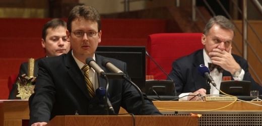 Lukáš Plachý (vlevo v popředí), opodál sedí pražský primátor Bohuslav Svoboda.