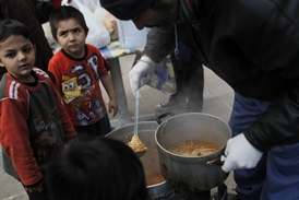 Velké množství řeckých rodin je odkázáno na humanitární pomoc.
