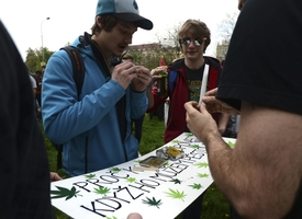 Demonstrující s sebou měli připravené transparenty podporující legalizaci marihuany.