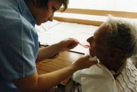 VZP začala domovům seniorů platit méně za zdravotnické výkony, chybí jim kvůli tomu miliony korun (ilustrační foto).
