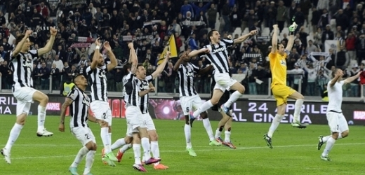 Fotbalisté Juventusu slaví mistrovský titul.