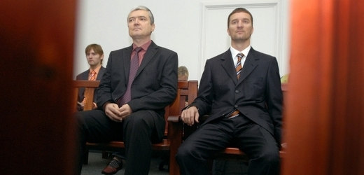 Tomáš Pitr (vpravo) a Miroslav Provod u soudu.