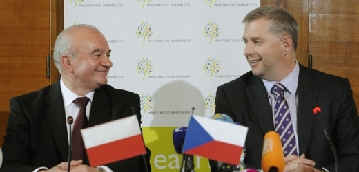 Ministr zemědělství Petr Bendl (vpravo) jednal se svým polským protějškem.