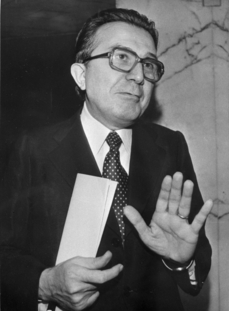 Andreotti byl italským premiérem v letech 1972-1973, 1976-1979 a 1987-1991.