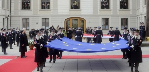 Prezident ČR Miloš Zeman a předseda Evropské komise José Manuel Barroso vyvěsili 3. dubna na prvním nádvoří Pražského hradu vlajku Evropské unie.