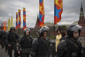Ruská policie dohlíží na demonstraci před Kremlem.
