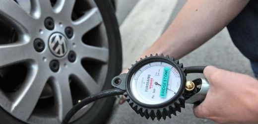 Kontrola nahuštění pneumatik by měla patřit mezi řidičovy rituály.