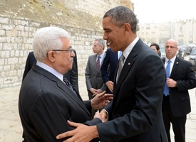 Palestinský prezident Mahmúd Abbás při březnovém setkání s Obamou v Ramalláhu kategoricky podmínil obnovu mírových jednání s Izraelem zmrazením výstavby v židovských osadách.