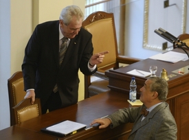 Prezident Miloš Zeman (vlevo) a ministr zahraničních věcí Karel Schwarzenberg.