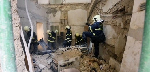 Odstraňování následků pondělního výbuchu plynu 30. dubna v domě v Divadelní ulici v Praze.
