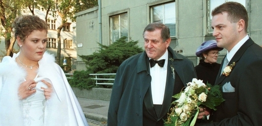 Vladimír Mečiar na svatbě dcery Magdalény s Janem Gálikem v roce 2001..