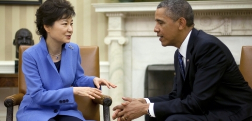 Prezident Obama na tiskové konferenci s jihokorejskou prezidentkou Pak Kun-hje.