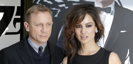 Představitel Jamese Bonda Daniel Craig a herečka Berenice Marloheová.