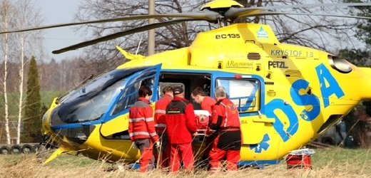 Pro zraněného cyklistu byl přivolán vrtulník (ilustrační foto).