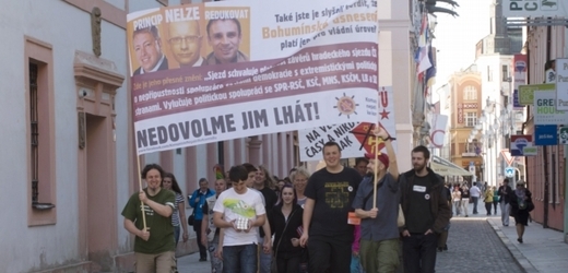 Demonstrace proti účasti KSČM ve vládní koalici v čele Jihočeského kraje.