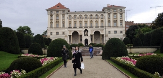 Černínský palác společně s oběma komorami parlamentu přilákal ve středu tisíce lidí (ilustrační foto). 