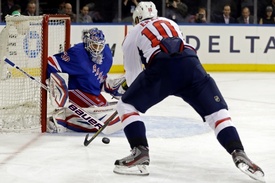 Hokejista Washingtonu Martin Erat se v utkání proti Rangers zranil.