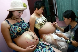Těhotné jen jednou. Čínská umělkyně maluje na bříška žen.