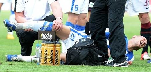 Mladoboleslavský fotbalista Radek Dosoudil utrpěl frakturu holenní kosti.