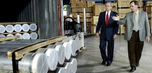 Exprezident George Bush v prostorách Oak Ridge (2001; ilustrační foto).